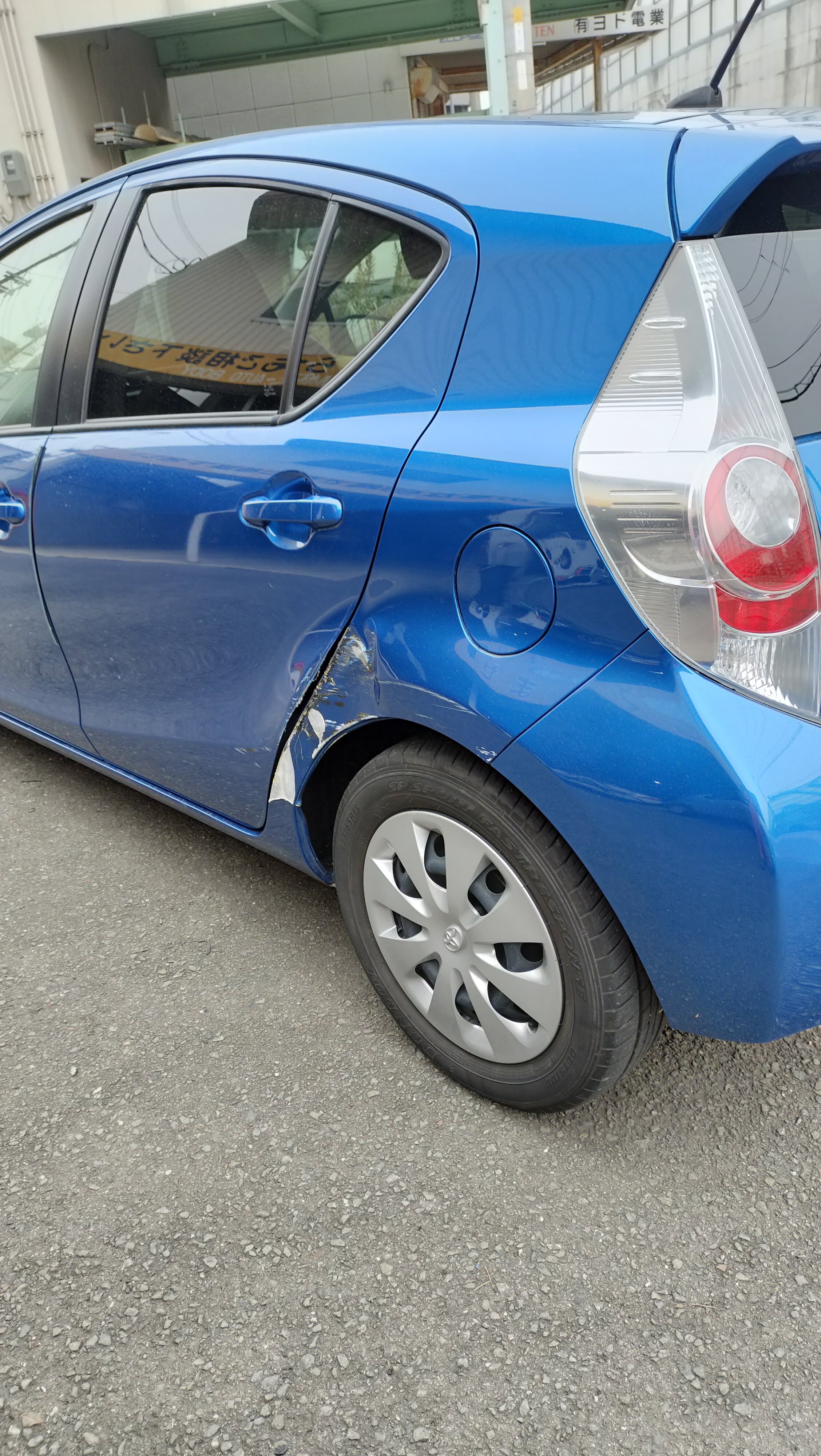 NHP10アクア・ドア、クォーターパネル凹み修理