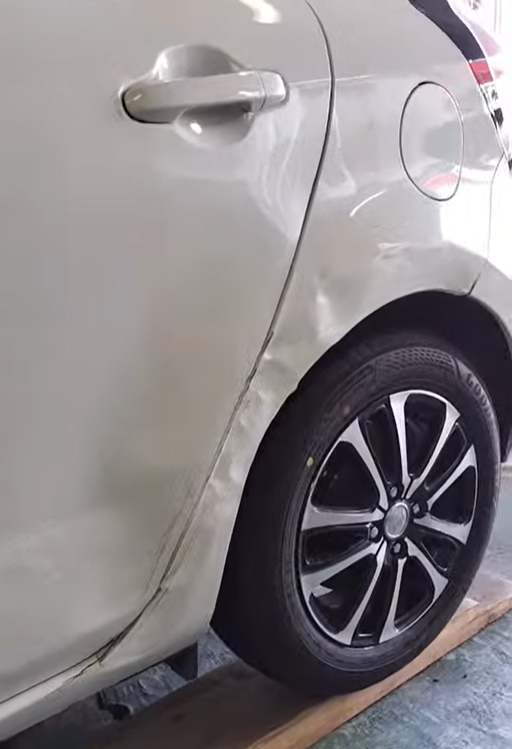 NHP10アクア　・ドア、クォーター鈑金修理